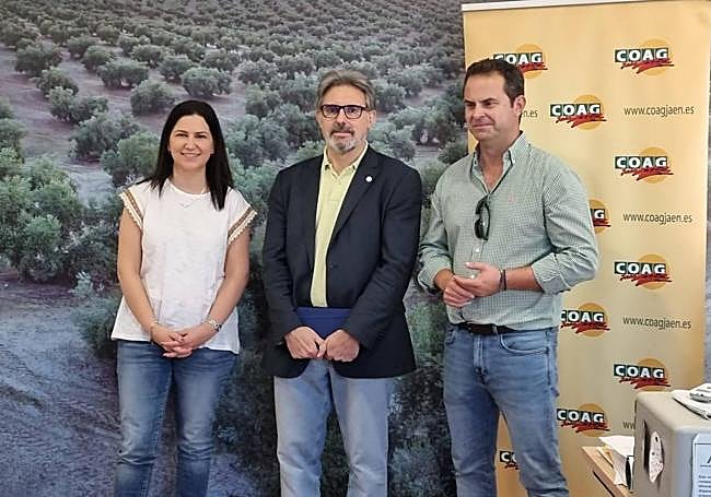 Juan Luis Ávila (derecha) y responsables de la UJA.