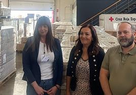 Catalina Madueño acompañada de representantes de Cruz Roja en el almacén del organización.