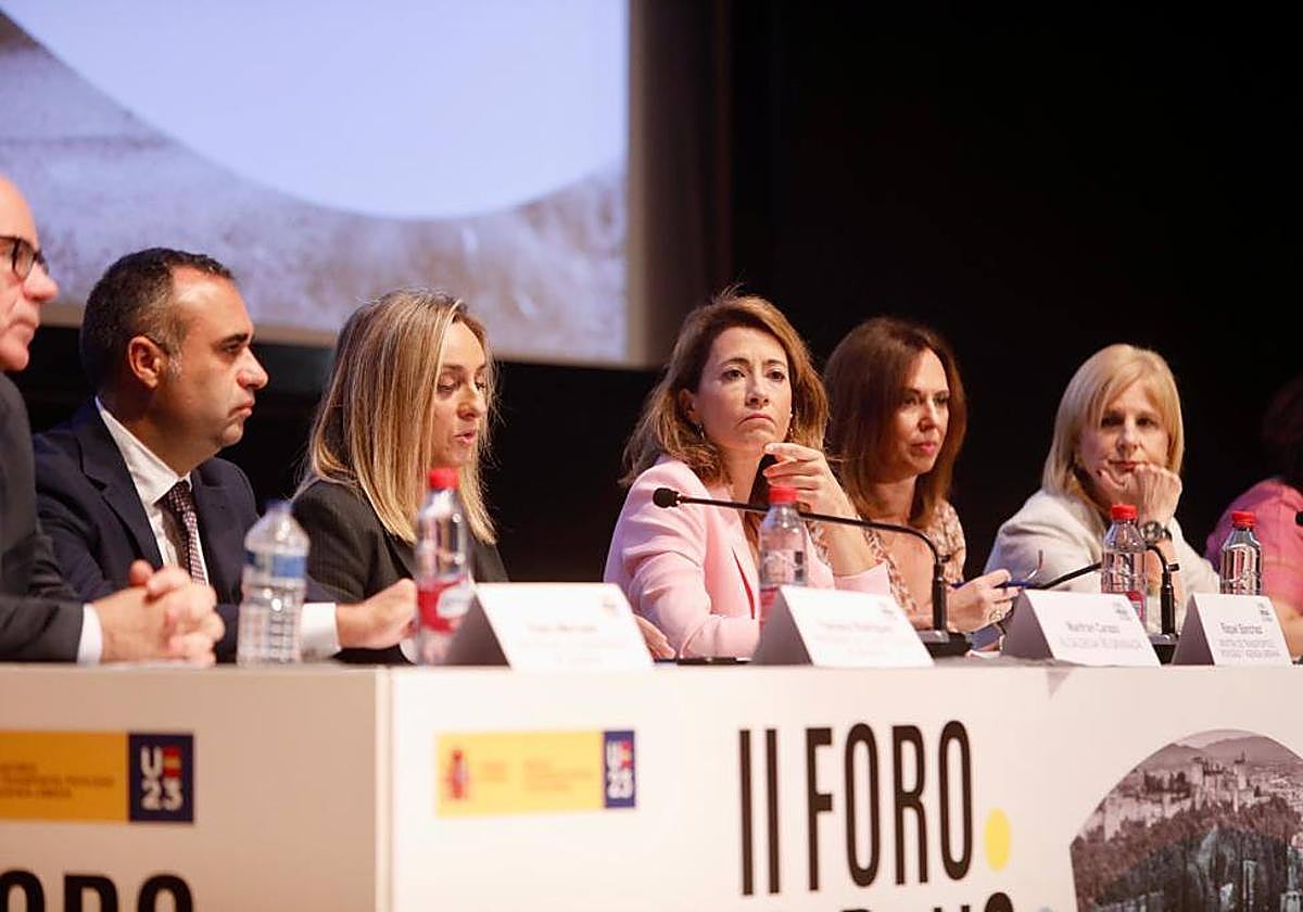 Autoridades en el foro sobre la Agenda Urbana en Granada.