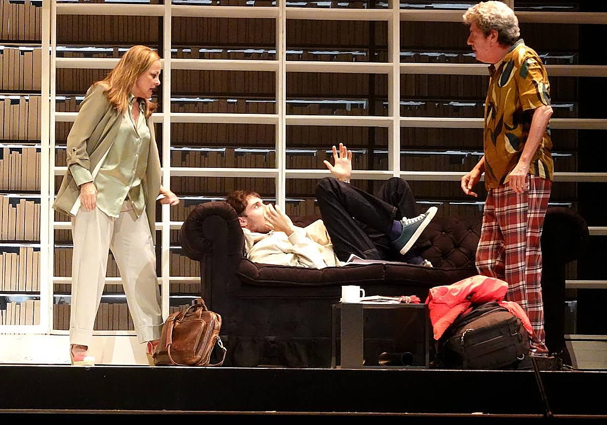 Los tres actores se creen su papel.