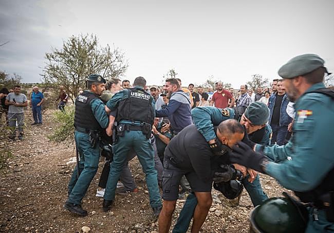 Agentes reducen a a los vecinos que querían evitar el derribo de esta casa de Moraleda.