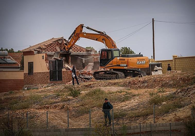 Momento de la demolición de la casa.