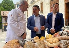 Muestra de panes artesanales en la lonja de la Diputación de Jaén.