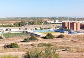 Fotografía del Estadio Municipal de Linarejos y del campo de fútbol anexo tomada desde la zona popularmente conocida como 'las aguas'.