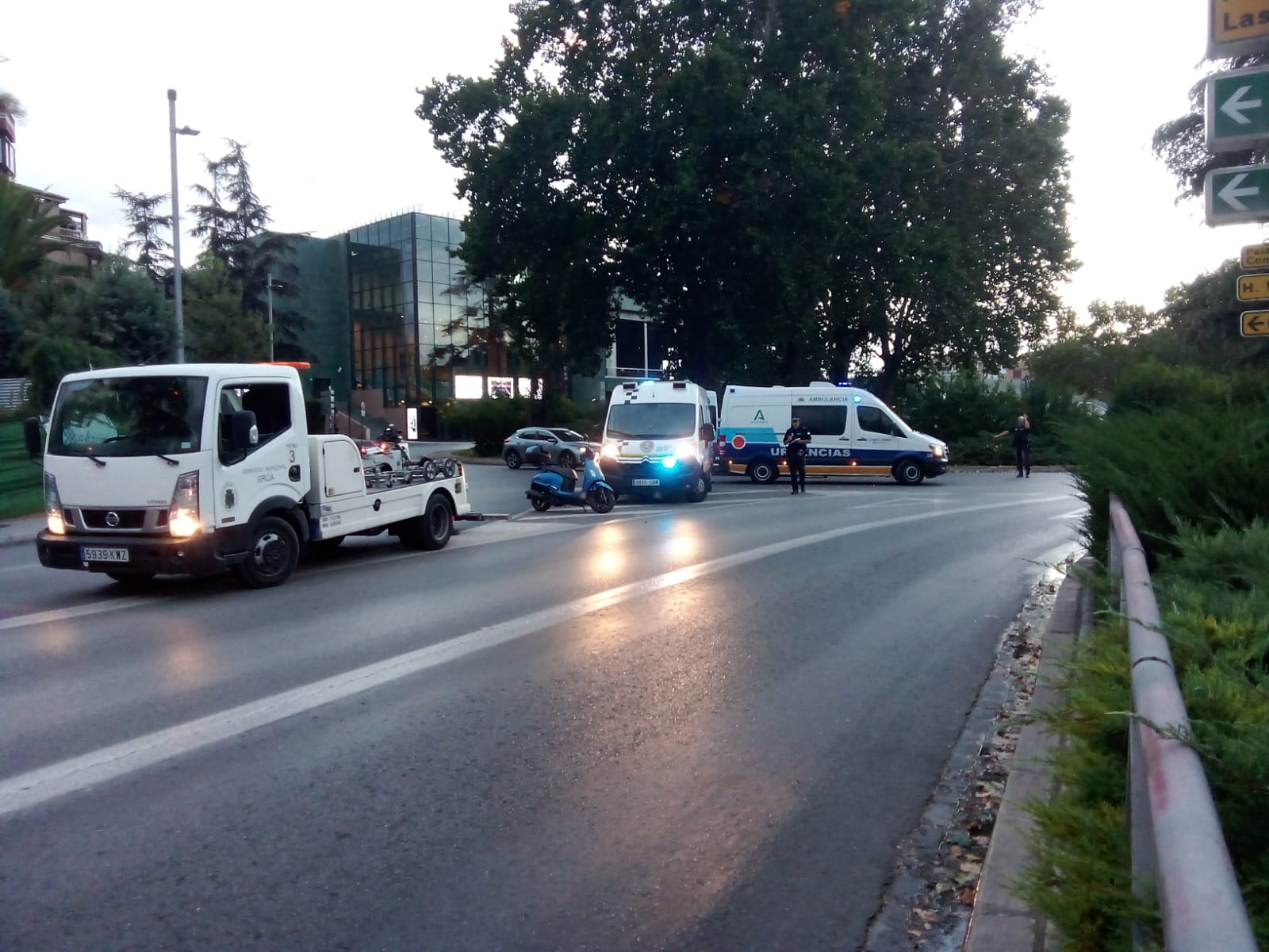 La ambulancia asiste al motorista accidentado junto al Palacio de Congresos.