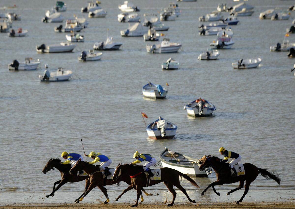 Imagen secundaria 1 - El Castillo de Santiago, una carrera de caballos en la playa y el interior de la iglesia de Santiago, en Sanlúcar de Barrameda.