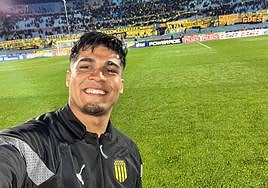 Matías Arezo se hace un selfi con la afición del Peñarol de fondo tras su último gol.