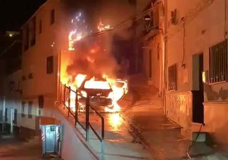 Vehículo incendiado el pasado viernes en Loja.