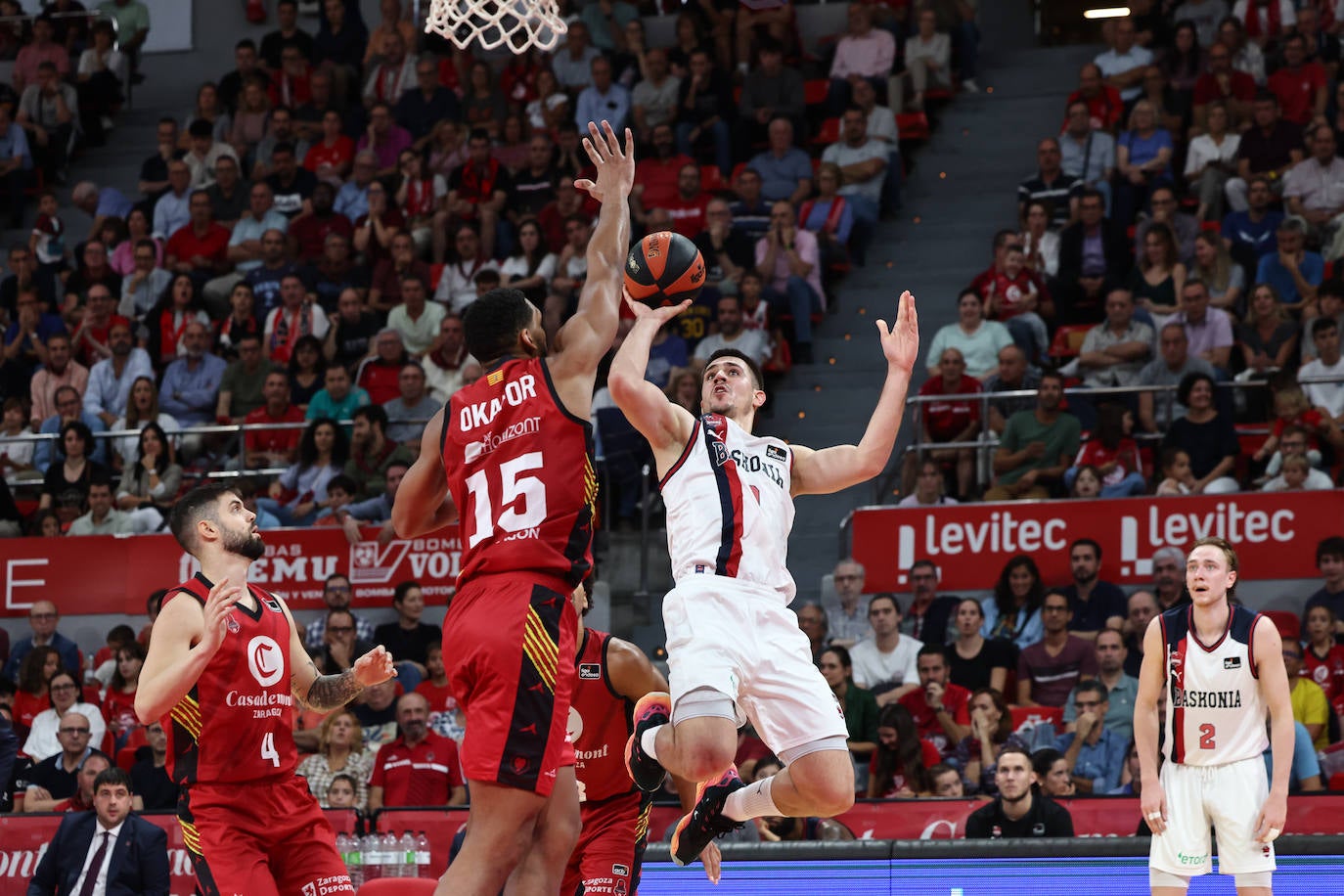 Okafor coloca un tapón en el partido del Casademont Zaragoza contra el Baskonia.