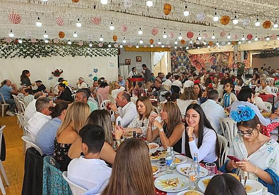 Interior de la caseta de los Cofrades de Santa Ana.