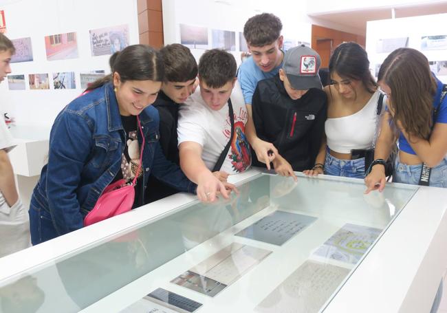 Un grupo de alumnos observa algunas de las pintadas.