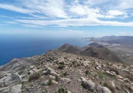 La avioneta que impactó en Cabo de Gata contra una ladera apenas se adentró en tierra dos kilómetros.