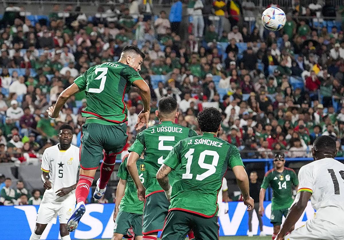 César Montes se impone por arriba a jugadores de Ghana, sumando minutos.