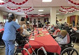 Actuación de Paco Armenteros en la caseta de la residencia Santa Teresa.