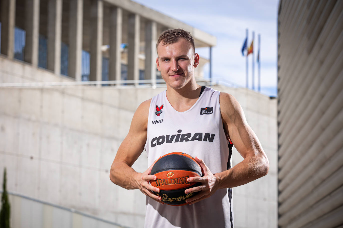 Artur Konontsuk, en el Estadio de la Juventut tras un reciente entrenamiento del Covirán Granada.