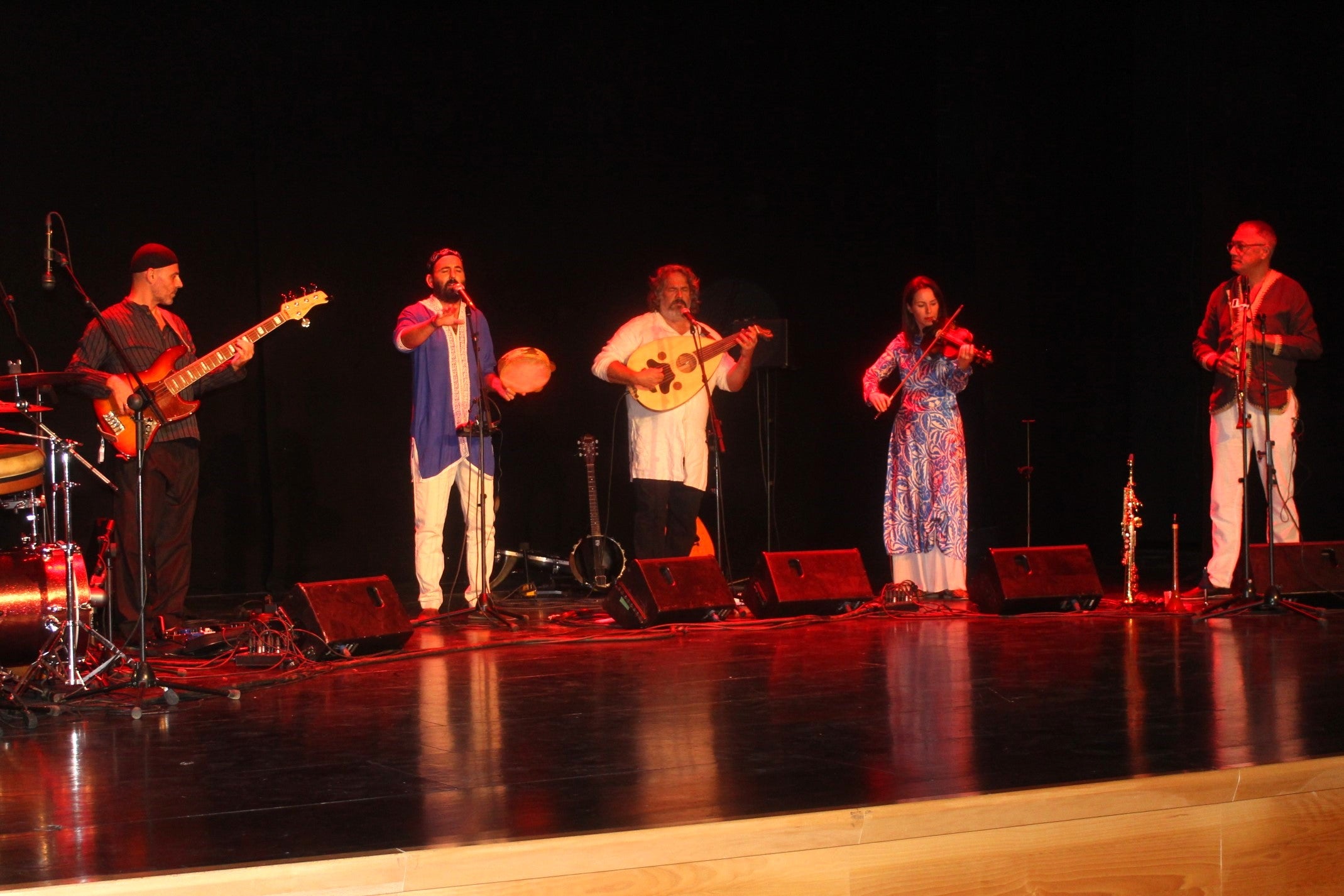 La Banda Morisca en el escenario del Teatro Miguel Hernández de Vilches.