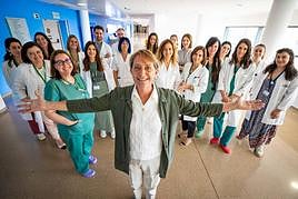 En el centro, Cecilia Laura, una paciente, rodeada por el Comité Multidisciplinar de tumores de mama del Clínico.