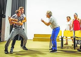 Paco López (en el centro), en su vertiente actoral, ensaya una de las divertidas escenas de 'Ha salido el sol para todos'.