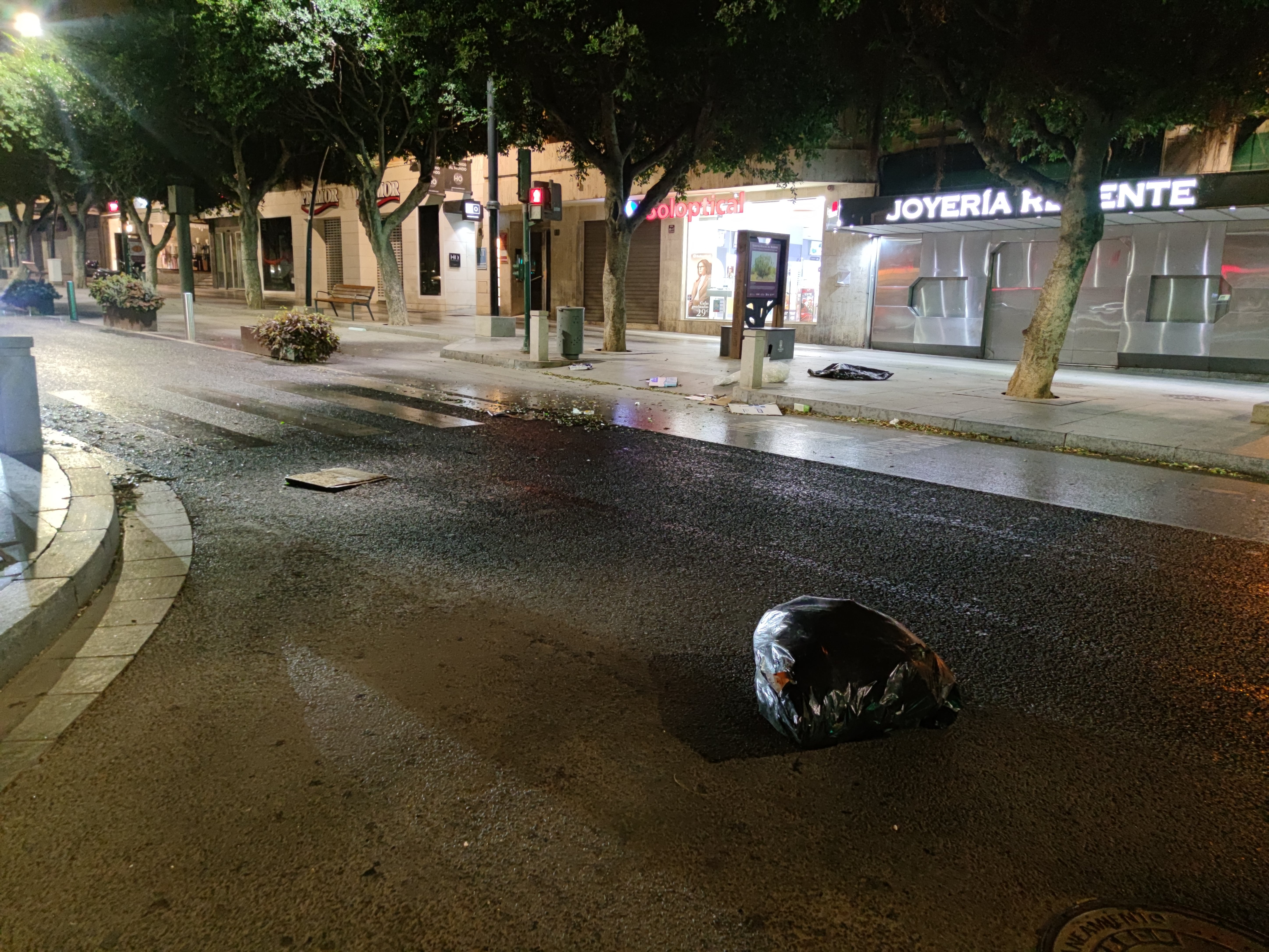 Imagen principal - Imágenes de la suciedad en el centro de Almería. D. R.