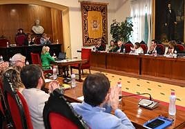 Momento de la sesión en el que los ediles aplauden al ya exconcejal socialista Javier Palacios tras su renuncia.