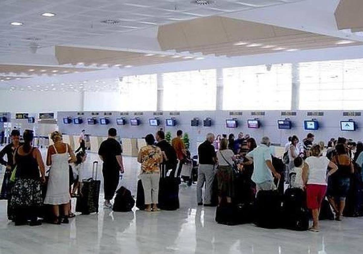 Vueling deja «desatendidos» a viajeros granadinos en Almería: «Nos costó 400 euros volver»