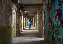 Pasillo destrozado que distribuía las clases del antiguo instituto Luis Bueno Crespo, que se cerró en 2006.