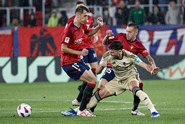 Lance del partido disputado en El Sadar entre el Atlético Osasuna y el Granada