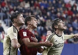 Miguel Rubio pelea un balón con Torró.