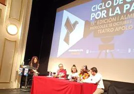 Participantes en el coloquio del Ciclo de Cine por la Paz en Almería.