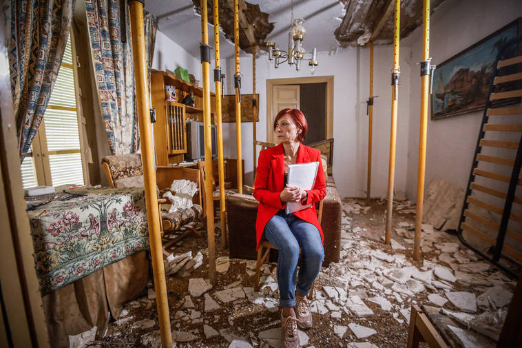 Montse, en la casa familiar apuntalada que tuvo que abandonar su madre como consecuencia de los terremotos de 2021.