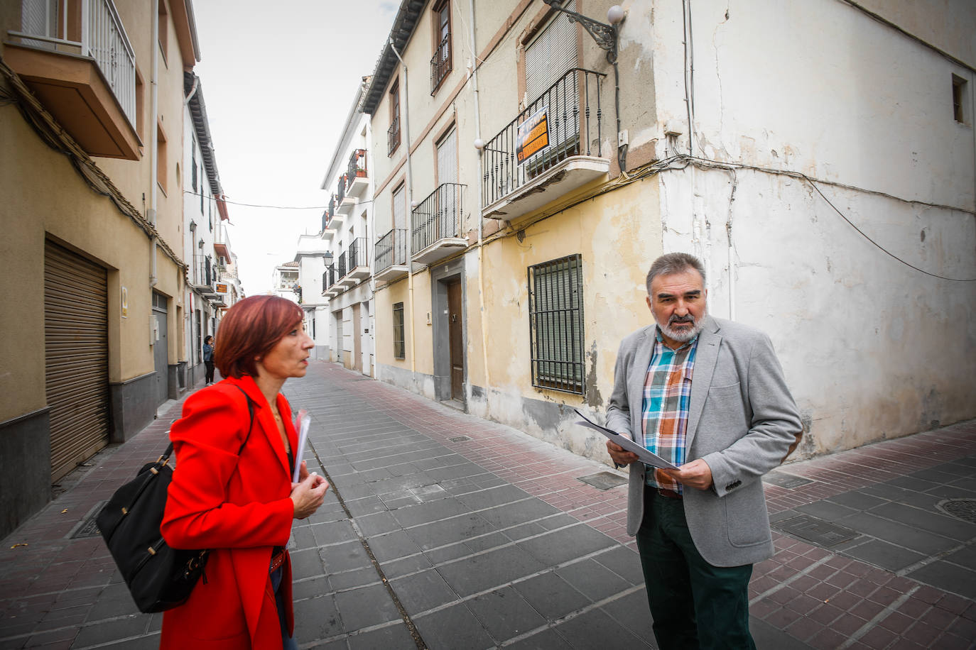 Montse y el alcalde Juan Cobo ante la casa con cartel de 'se vende'.