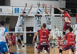 Victor Bouza estrella su ataque frente a las manos de Borja Ruiz.