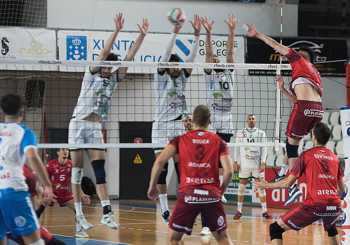 Victor Bouza estrella su ataque frente a las manos de Borja Ruiz.