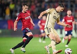 Miguel Rubio juega un balón en El Sadar.