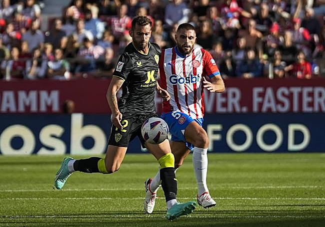 Leo Baptistao, que se va de David López, hizo los dos goles indálicos.