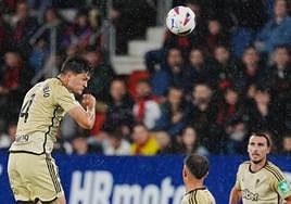 Miguel Rubio despeja de cabeza un balón en El Sadar.