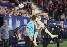 Ricard Sánchez persigue un balón que se va fuera en El Sadar.