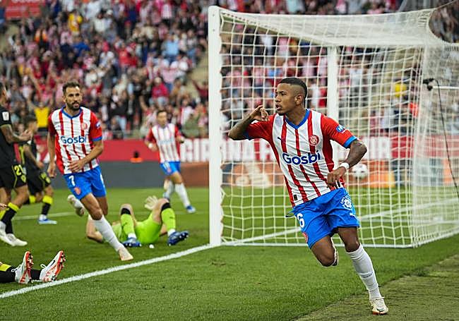 Savinho celebra el cuarto gol del Girona.