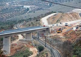 Viaducto de entrada a la variante de Loja, arriba, y paso inferior de la actual línea de ferrocarril.