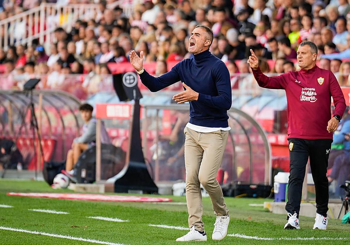 Gaizka Garitano da instrucciones a su equipo en el estreno como técnico de la UD Almería.