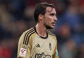 Ignasi Miquel, bajo la lluvia en El Sadar.