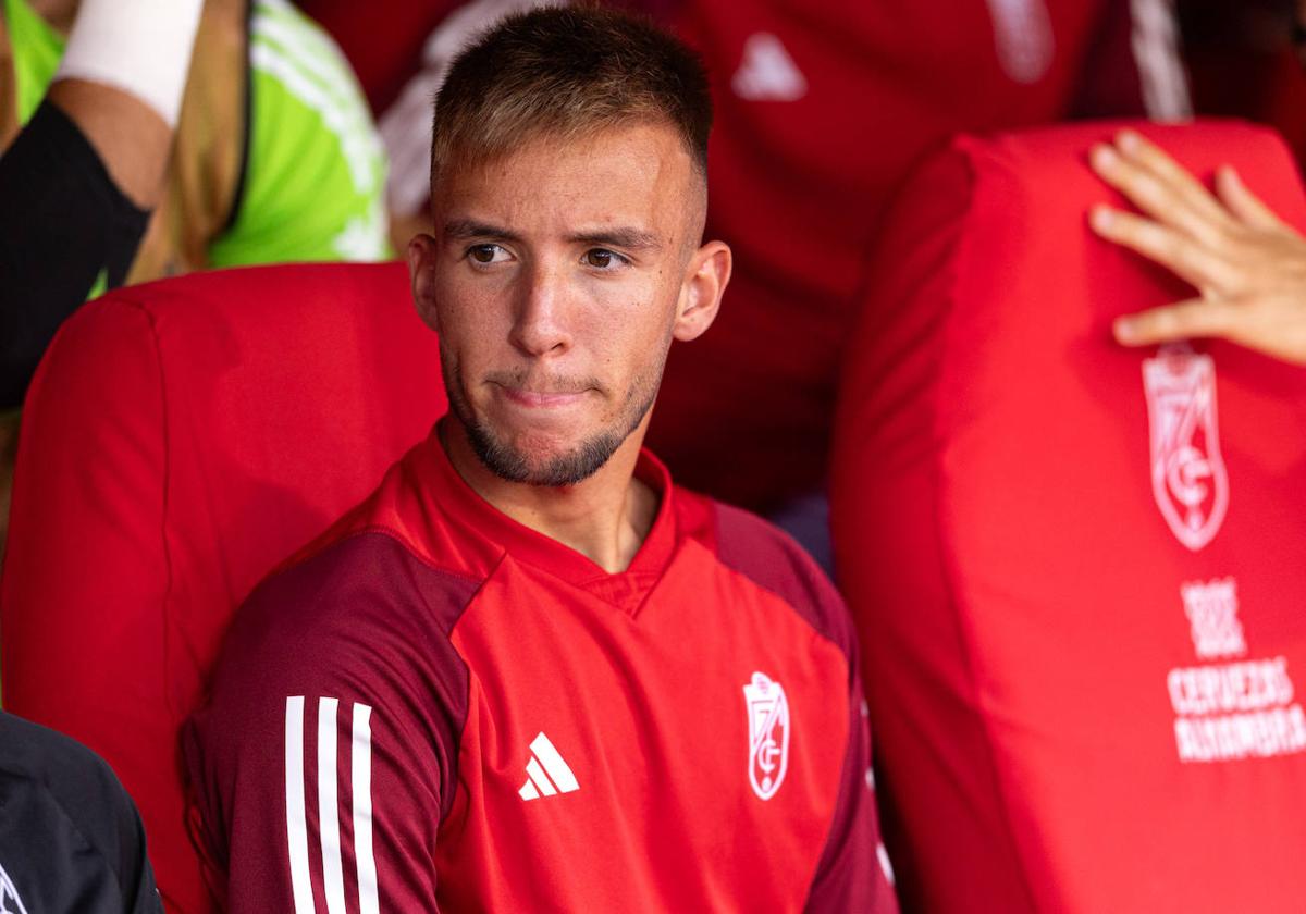 Mario González, en el banquillo del Granada en Los Cármenes antes del partido contra el Mallorca.