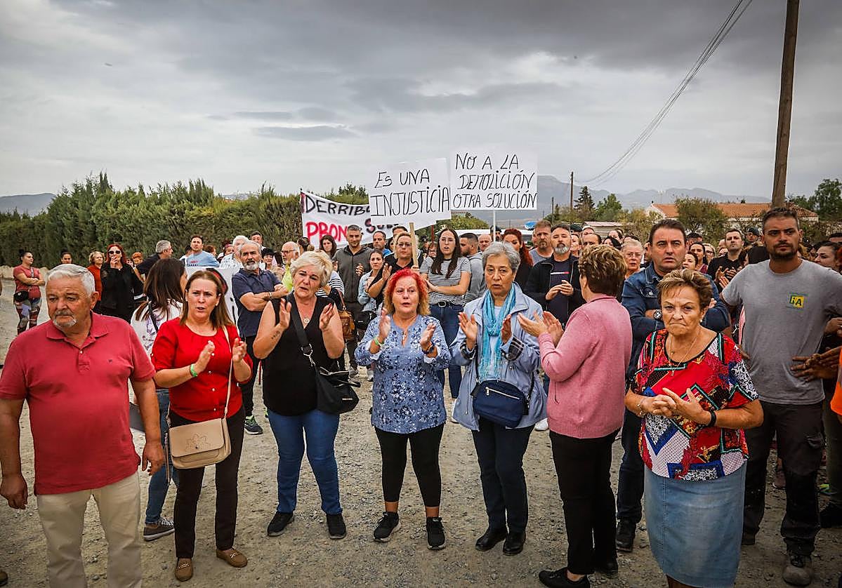 Vecinos de Moraleda protesta en el derribo, que tuvo lugar el 17 de octubre.