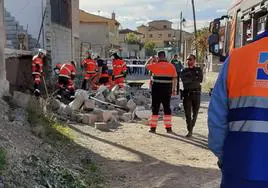 Operativos actuando tras el derrumbamiento en Deifontes.