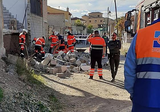 Operativos actuando tras el derrumbamiento en Deifontes.