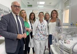 Autoridades y profesionales en su visita a la nueva área de Pediatría del Hospital San Agustín de Linares.