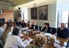 Reunión entre el gobierno local de Cazorla y la delegada de Medio Ambiente.