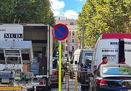 Vehículos estacionados en la plataforma del tranvía, este martes.
