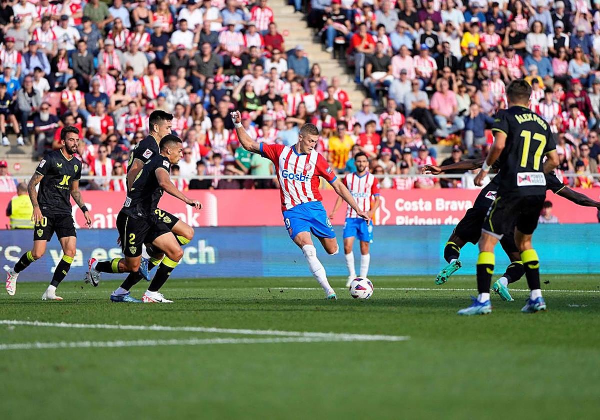 Dovbyk dispara 'plácidamente', nadie llega para tapar. Por eso, la UDA es colista.