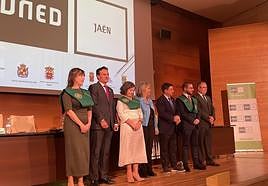 Las autoridades junto a las personas reconocidas por la UNED.